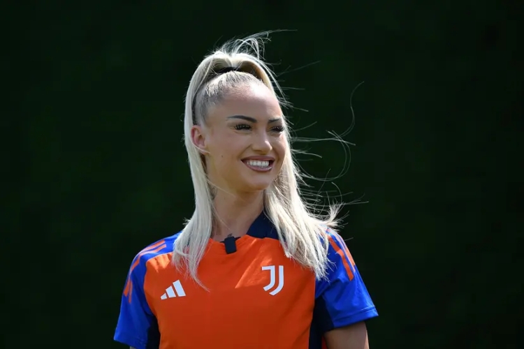 Top 10 Hottest Female Footballers in the World Right Now